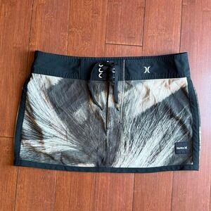 Black and‎ Beige Hurley Phantom Low Rise Mini Skirt